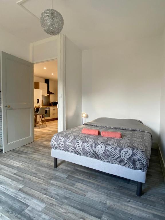 ein Schlafzimmer mit einem Bett und ein Wohnzimmer in der Unterkunft Verger - Parking gratuit - Calme in Chambéry