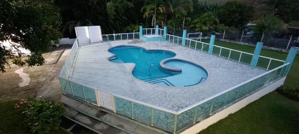 uma imagem de uma piscina num edifício em Chácara Rosa do Deserto em Vila Velha