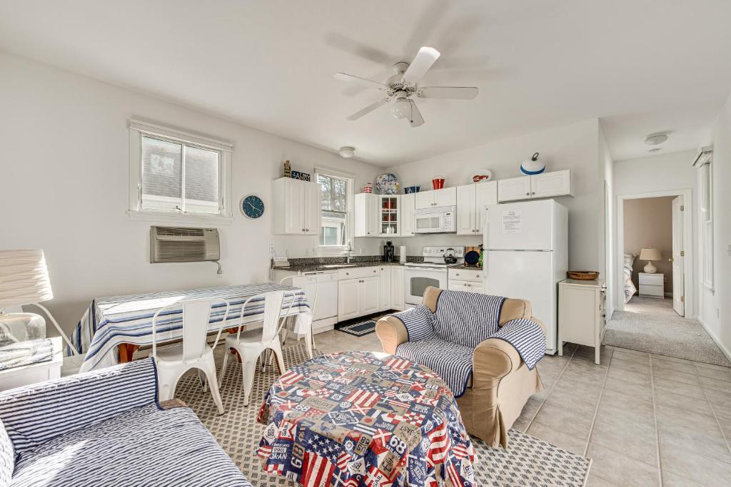 Η κουζίνα ή μικρή κουζίνα στο Cozy Wells Cottage with Pool Access 1 Mi to Beach!