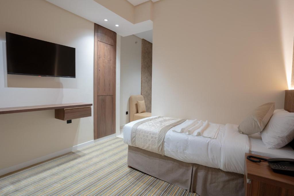 Postel nebo postele na pokoji v ubytování Rawha Al Maqam Ajyad Hotel