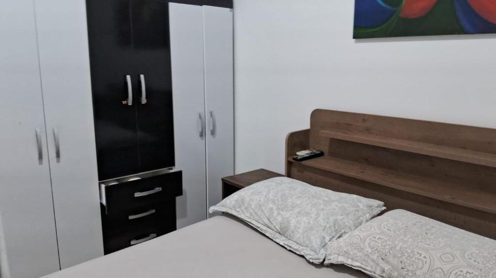 מיטה או מיטות בחדר ב-Apartamento próximo ao Aeroporto de Florianópolis.