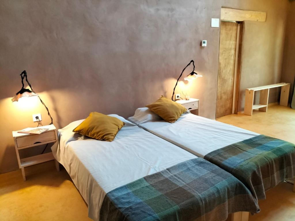 Postel nebo postele na pokoji v ubytování Mas la Llum, la casa de palla