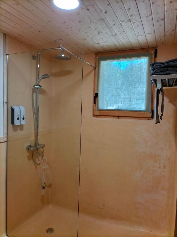 Koupelna v ubytování Mas la Llum, la casa de palla