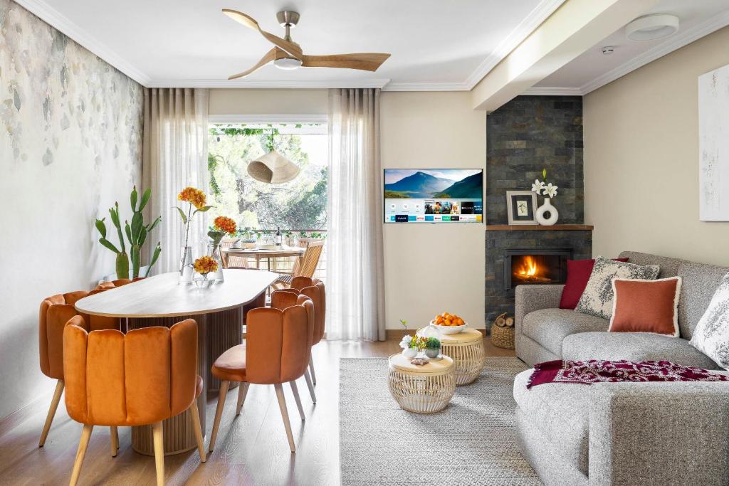 ein Wohnzimmer mit Tisch und Couch in der Unterkunft Costa De Madrid-San Martin de Valdeiglecias in San Martín de Valdeiglesias