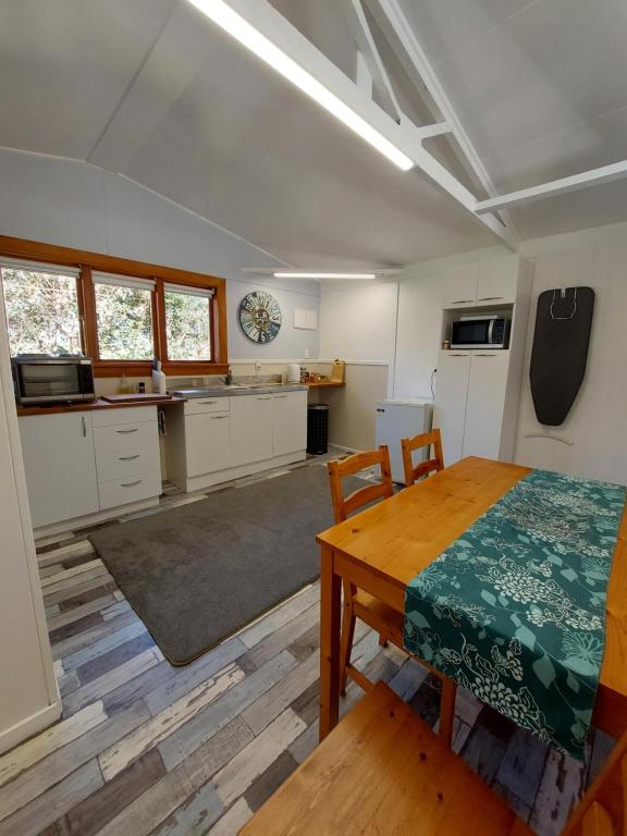 Kuchyň nebo kuchyňský kout v ubytování 4 Palms Cottage Coromandel Town