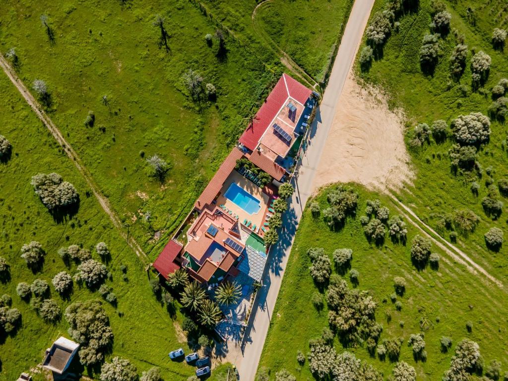 ペーラにあるVilla Paradis Pêra - Casa completa para fériasのスイミングプール付きの家屋の上面の景色