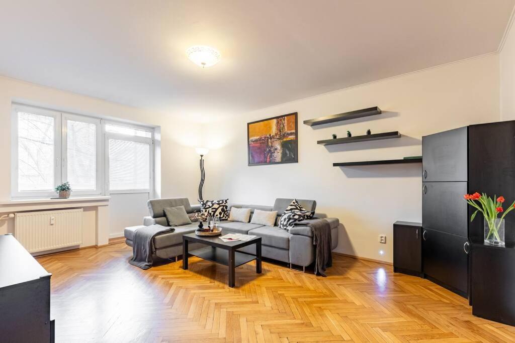 uma sala de estar com um sofá e uma mesa em Urban Haven: Blissful Living in Central Bratislava em Bratislava