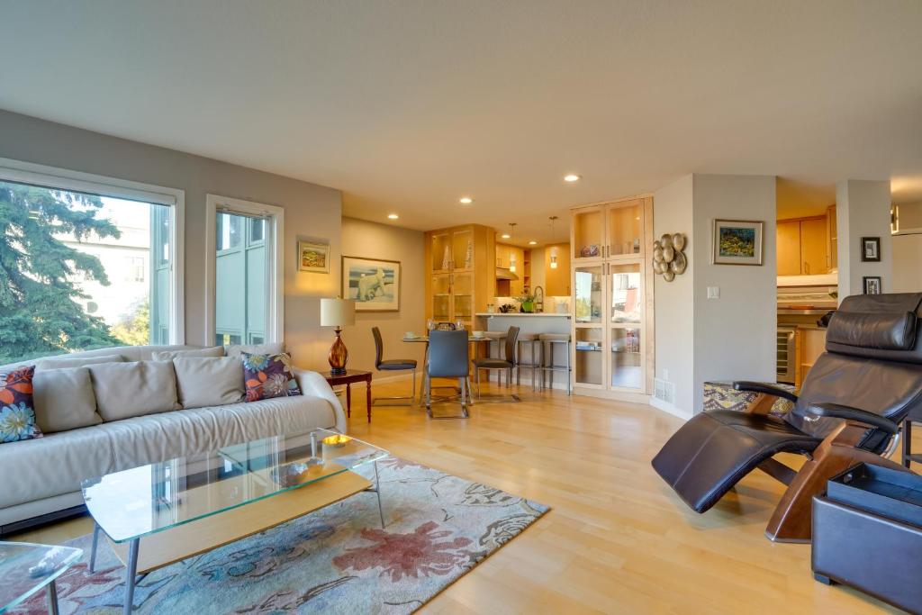 Η κουζίνα ή μικρή κουζίνα στο Modern Anchorage Condo - Half-Mi to Downtown!