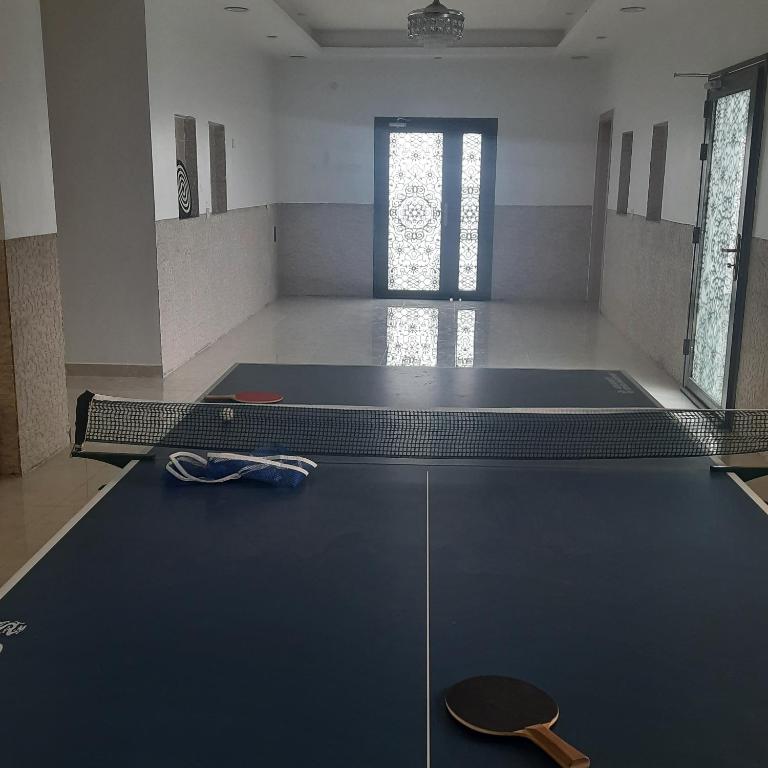 Stolní tenis v ubytování إستراحة المروج بالجبل الأخضر nebo okolí