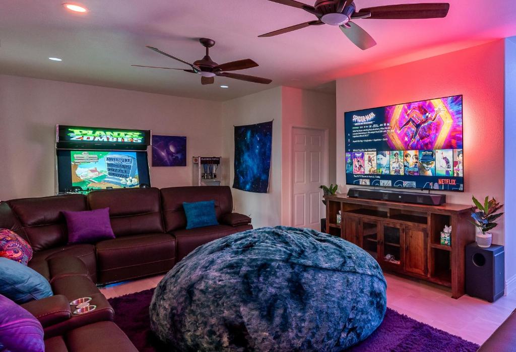 TV a/nebo společenská místnost v ubytování Coachella Play - 6BR Multi-Gen Fun Zone and Retreat with free heated pool