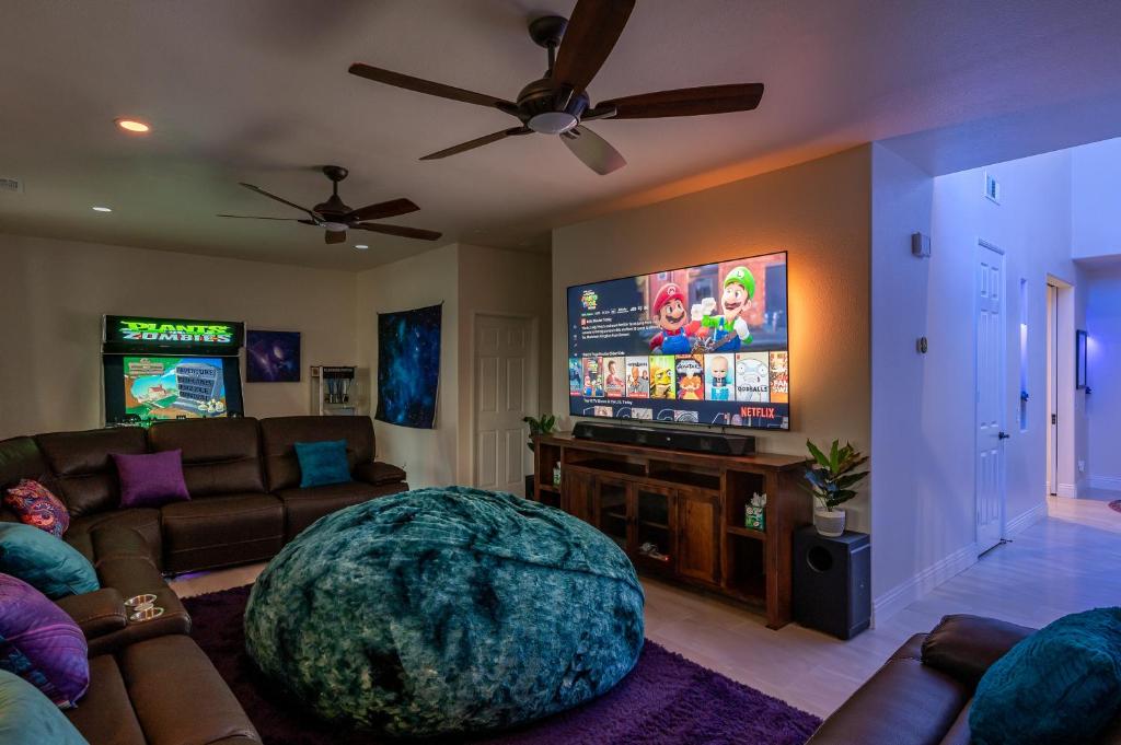 TV a/nebo společenská místnost v ubytování Coachella Play - 6BR Multi-Gen Fun Zone and Retreat with free heated pool