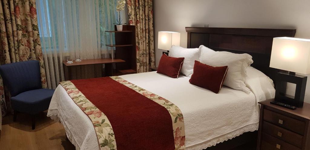 Postel nebo postele na pokoji v ubytování Hotel Puerta del Lago
