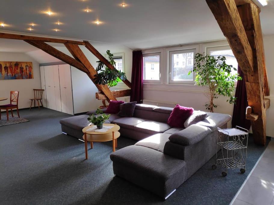 - un salon avec un canapé et une table dans l'établissement Große 130 m2 gemütliche Wohnung im Herzen Tribergs, à Triberg