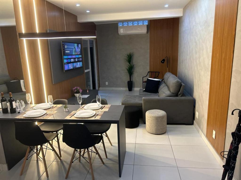 Hotel Oportunidade Única no Leblon!, a kitchen and living room with a table and a couch at Oportunidade Única no Leblon! in Rio de Janeiro