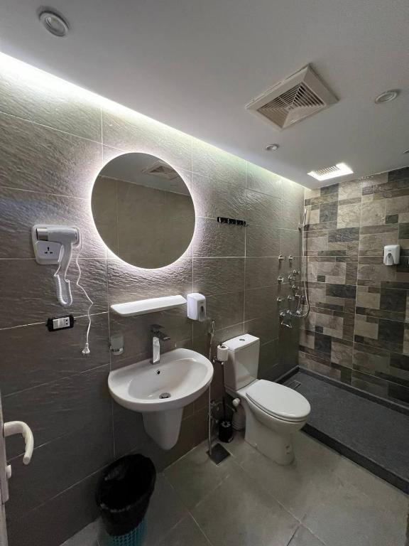 Bilik mandi di Space Hostel
