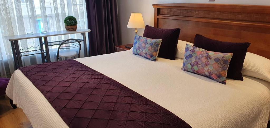 Postel nebo postele na pokoji v ubytování Hotel Puerta del Lago