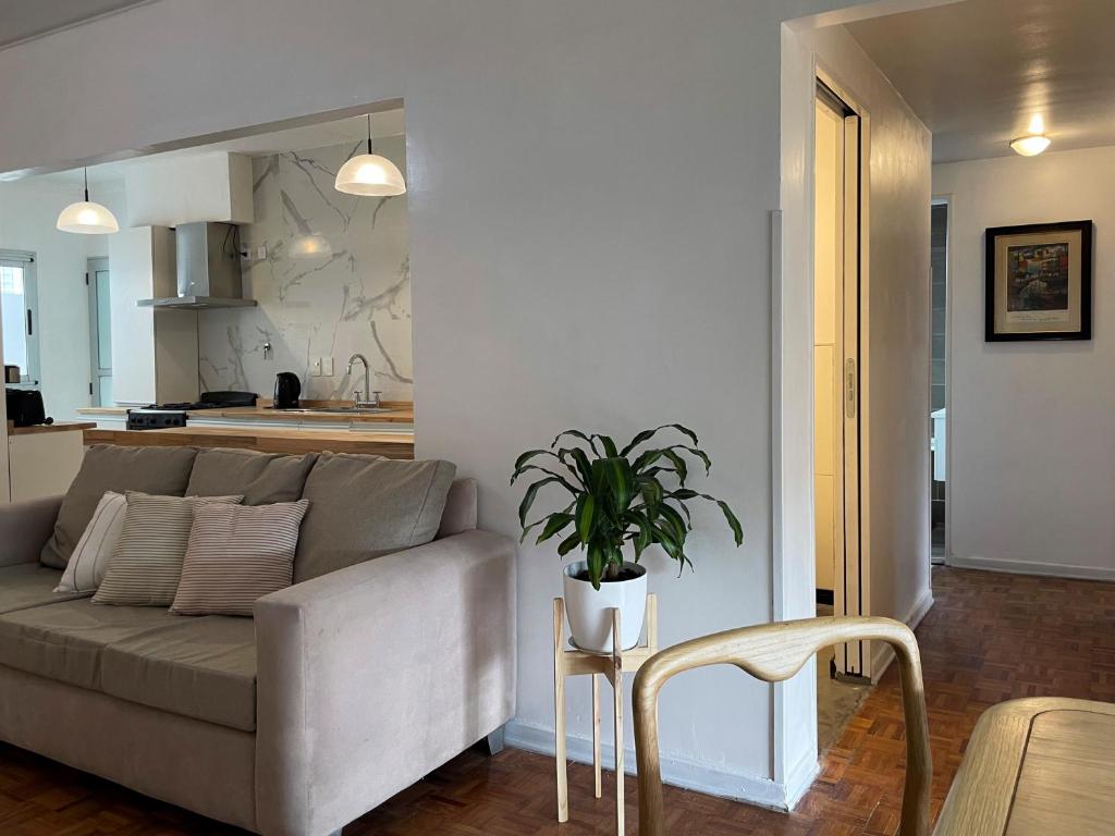un salon avec un canapé et une table avec une plante dans l'établissement Great apartment in the heart of Palermo Soho, à Buenos Aires