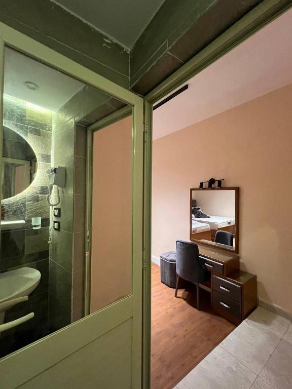 Bilik mandi di Space Hostel