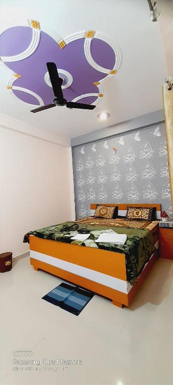 Postel nebo postele na pokoji v ubytování Shiv Niketan Guest House 200mtr from Shri Ram mandir