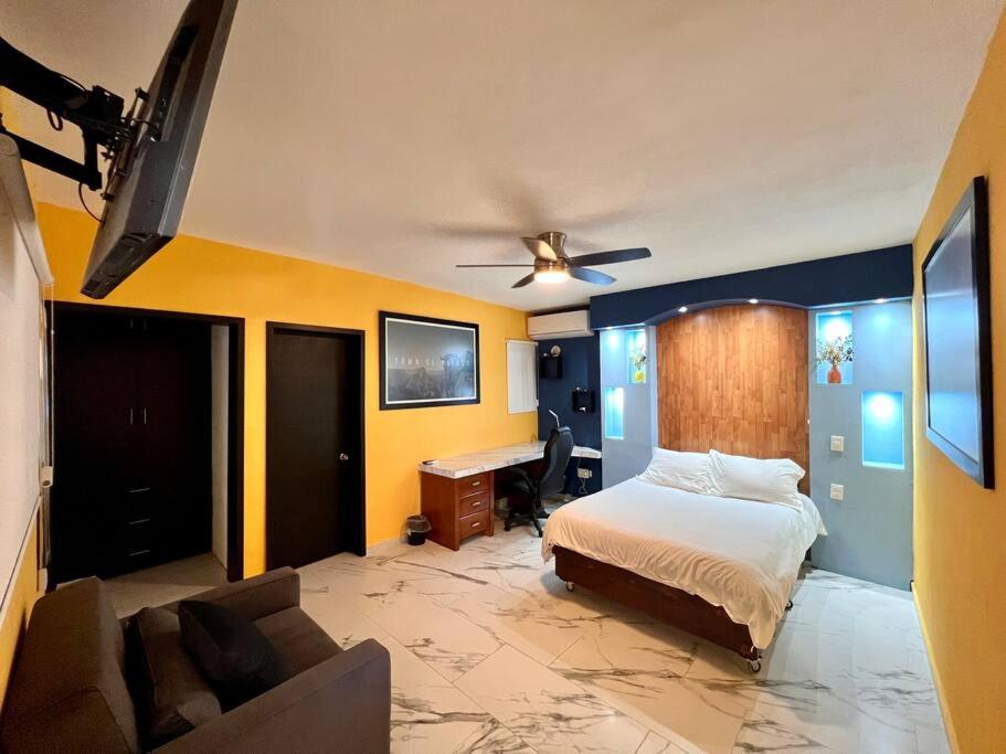 - une chambre avec un lit, un bureau et un canapé dans l'établissement Cuarto B con cochera interior cerca de H. General, à Ciudad Victoria