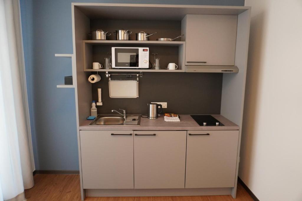 Kuchyň nebo kuchyňský kout v ubytování Fair n Square Hotel 24 Stunden Self-Check In
