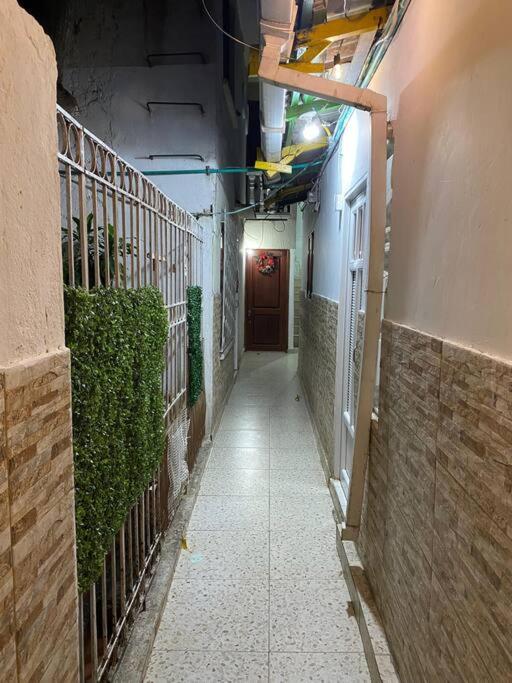 a hallway of a building with a door and a walk way at Apartamento cómodo cerca al aeropuerto in Cartagena de Indias