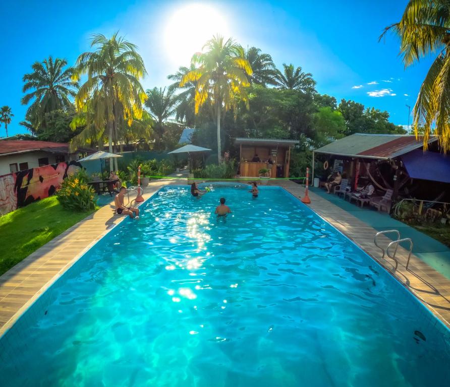 Bazén v ubytování Hostel Casa de las Palmas Tours nebo v jeho okolí