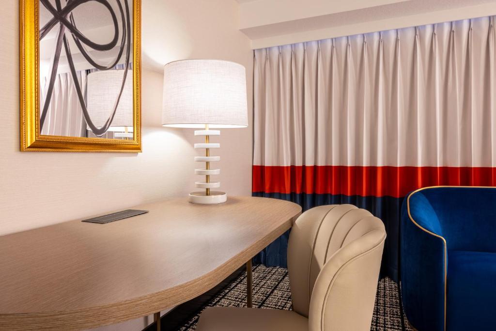 Paris Las Vegas Hotel & Casino - Versailles Room, 2 Queens