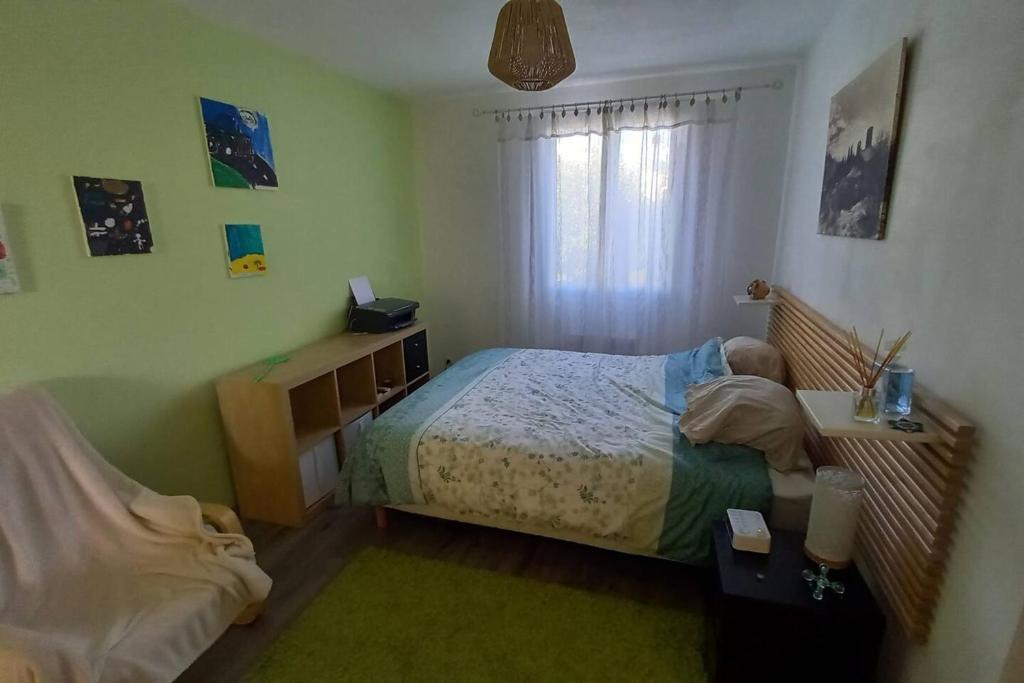 um quarto com uma cama, uma mesa e uma janela em Maison de 3 chambres avec terrasse et wifi a Greoux les Bains em Gréoux-les-Bains