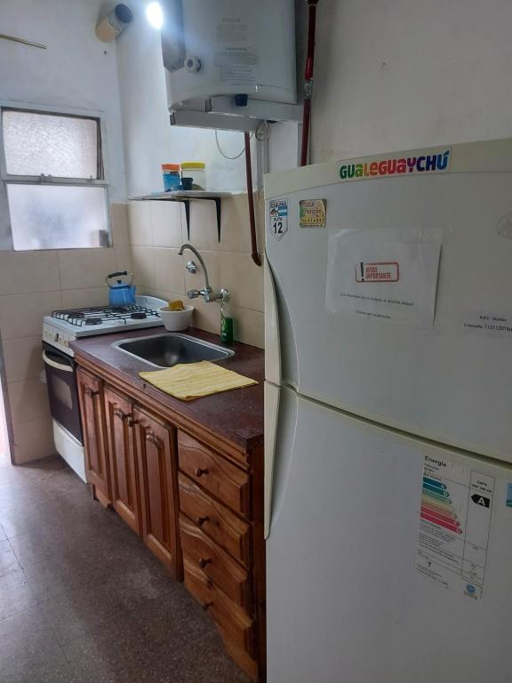 グアレグアイチュにあるVerano infinitoのキッチン(冷蔵庫、シンク付)
