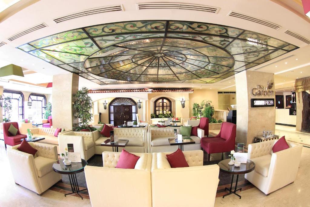 Posezení v ubytování Pyramisa Suites Hotel Cairo