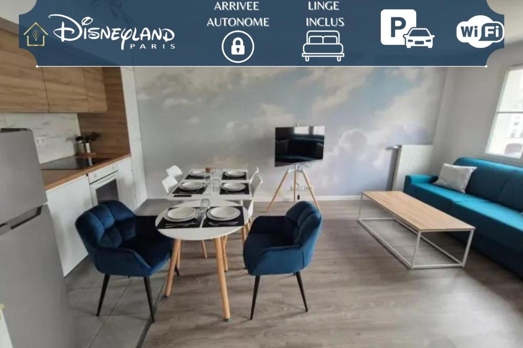 een woonkamer met een blauwe bank en een tafel en stoelen bij Disneyland Sky Haven - 5min to Disneyland in Serris