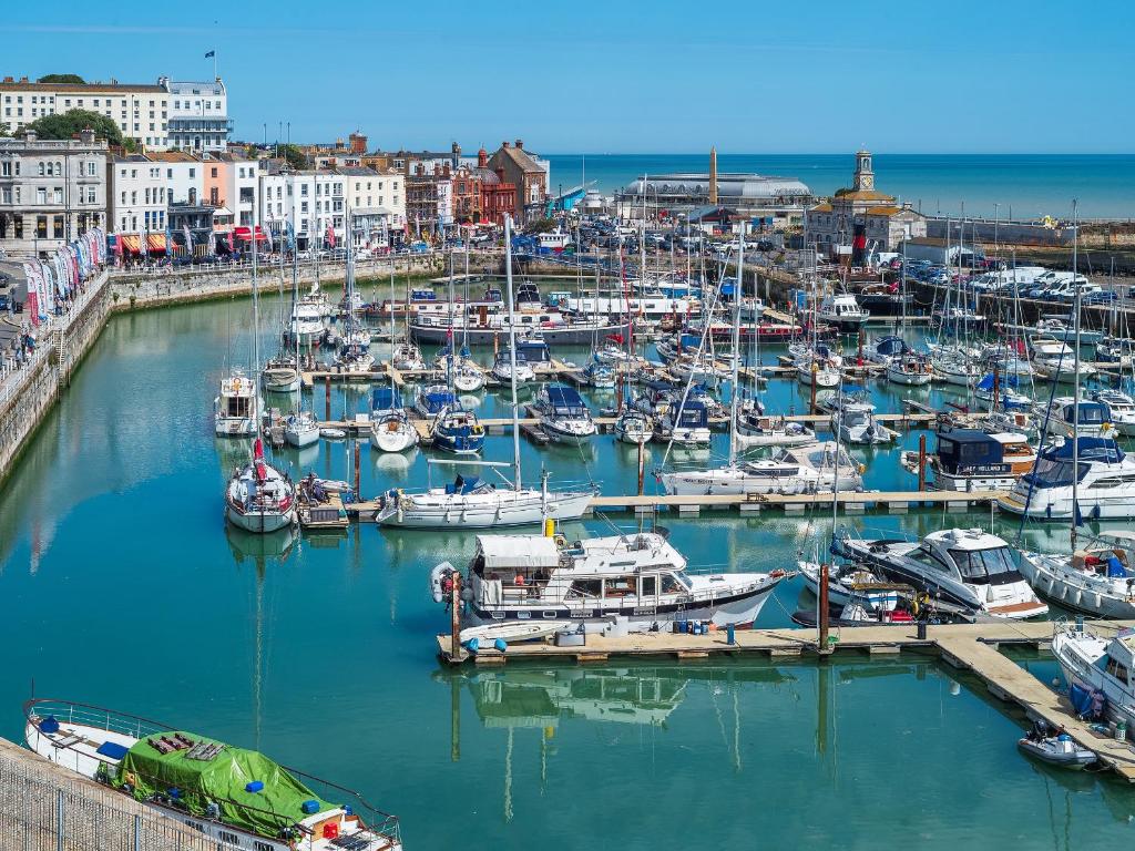 un gruppo di barche ormeggiate in un porto di West Cliff House a Ramsgate