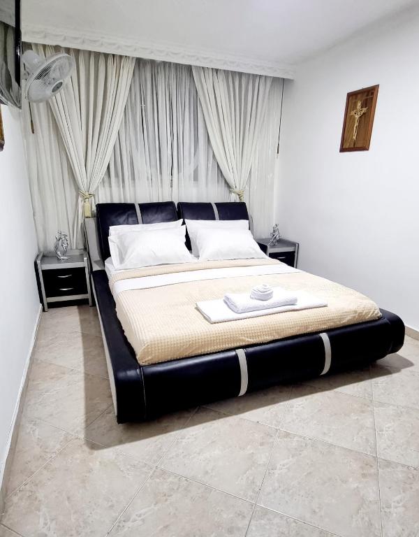 Postel nebo postele na pokoji v ubytování Hermosa casa en Bucaramanga