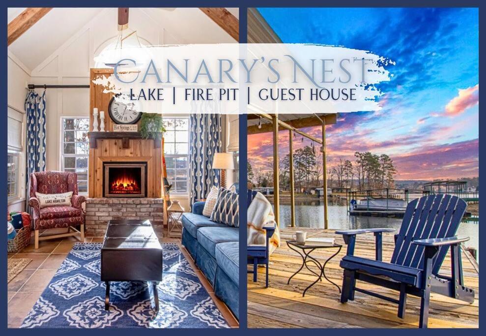 - un salon avec un canapé et une cheminée dans l'établissement Canary's Nest, à Hot Springs