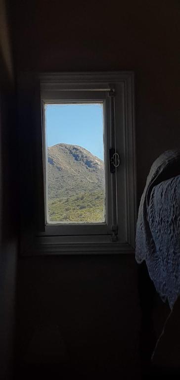 een raam in een kamer met uitzicht op een heuvel bij La Paula bed & breakfast in San Luis