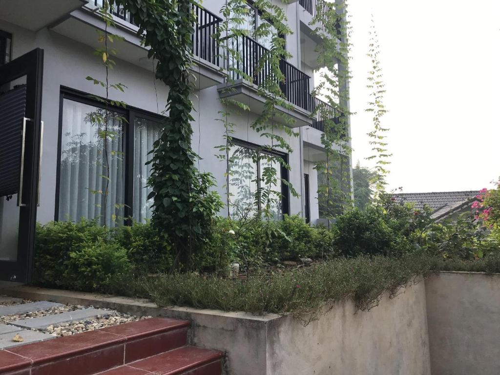un edificio blanco con plantas a su lado en Thái Dương Hotel, en Việt Trì