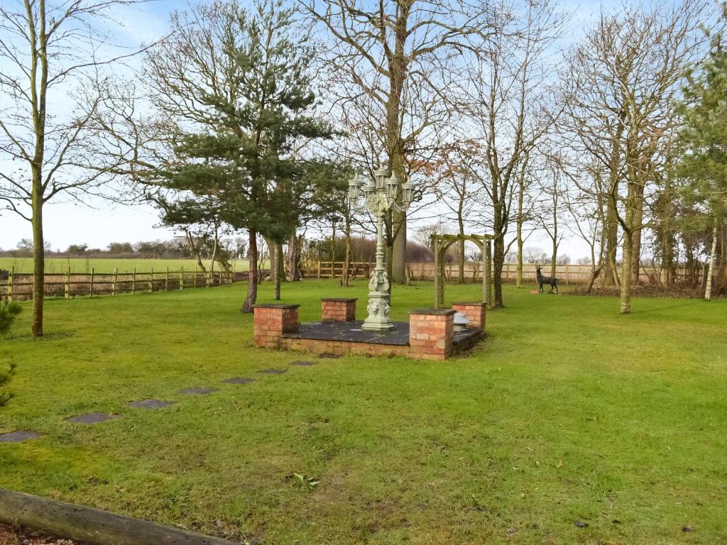 a park with a statue in the middle of a field at Oak Cottage - Uk46261 in Tetney