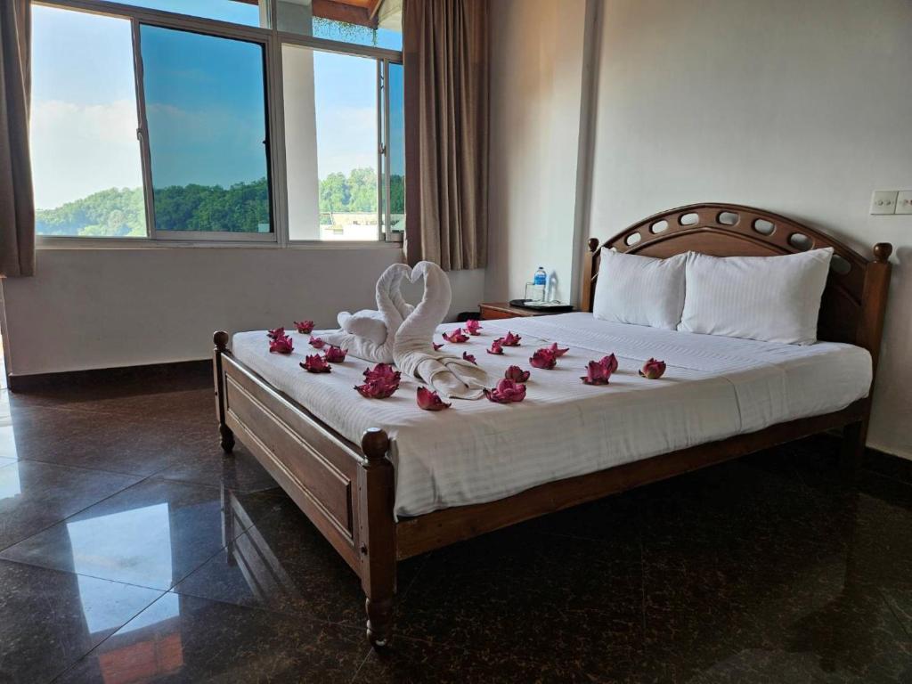 a bedroom with a bed with roses on it at Oyado Marufuku in Kandy