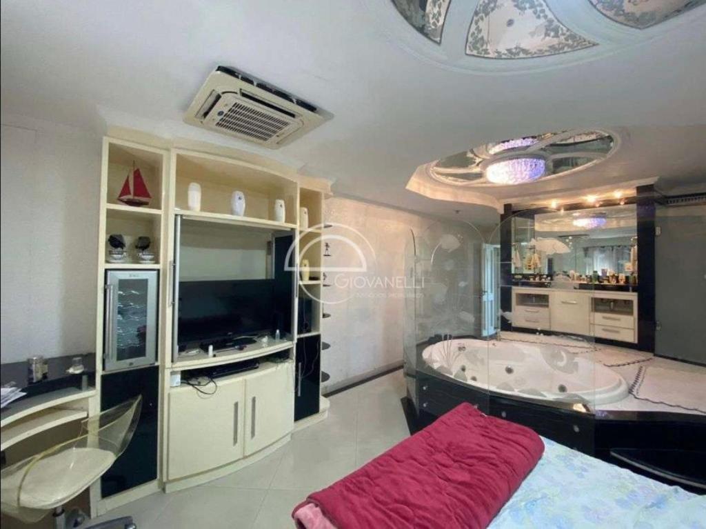 uma grande casa de banho com banheira e televisão em cobertura duplex no Rio de Janeiro