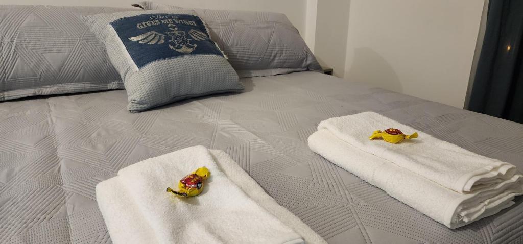 a bed with towels and bananas on top of it at Departamento Studio con balcón en microcentro in Resistencia