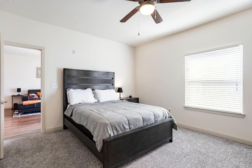 - une chambre avec un lit et un ventilateur de plafond dans l'établissement Rustic Paradise In Downtown OKC., à Oklahoma City