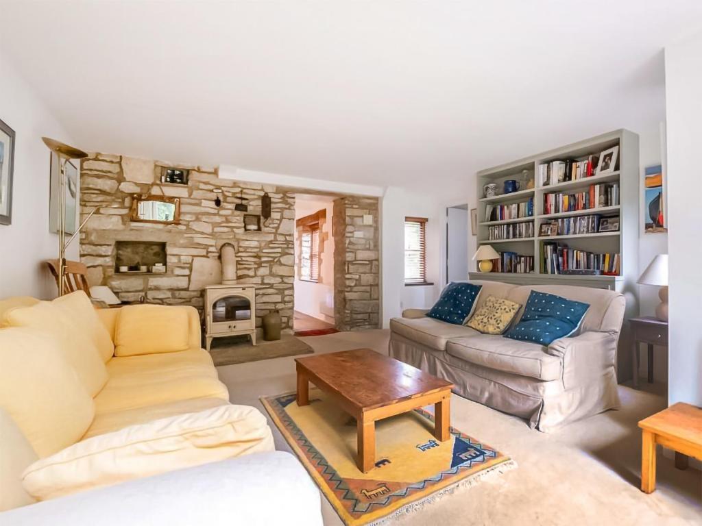 ein Wohnzimmer mit einem Sofa und einem Kamin in der Unterkunft East View in Langton Matravers