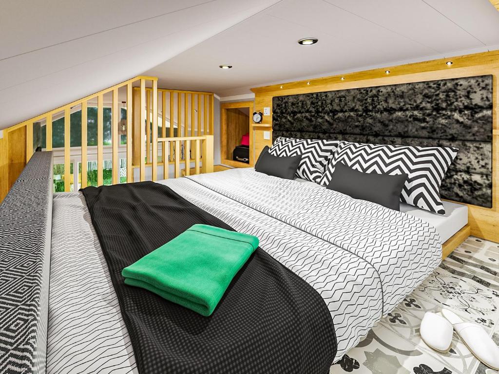 アベラワーにあるThe Smolt Pod - Ukc6615のベッドルーム1室(大型ベッド1台、緑の枕付)