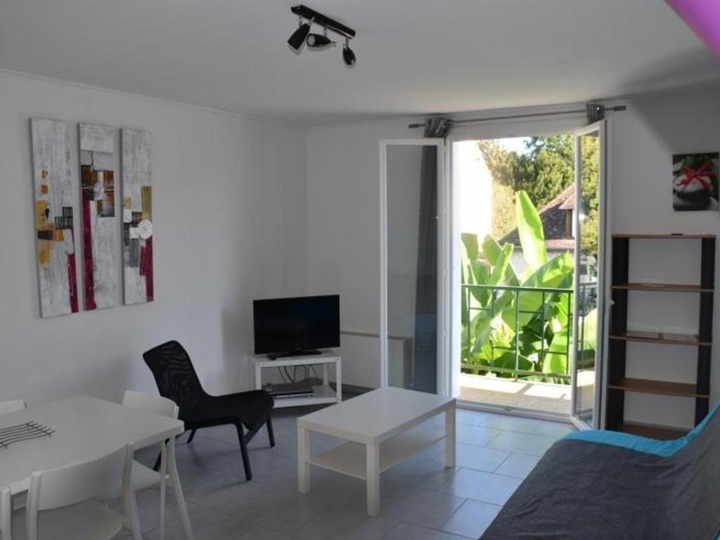 Televízia a/alebo spoločenská miestnosť v ubytovaní **Appartement T3 Centre-Ville La Roche-Posay avec Piscine, Terrasse et Wi-Fi** - FR-1-541-74