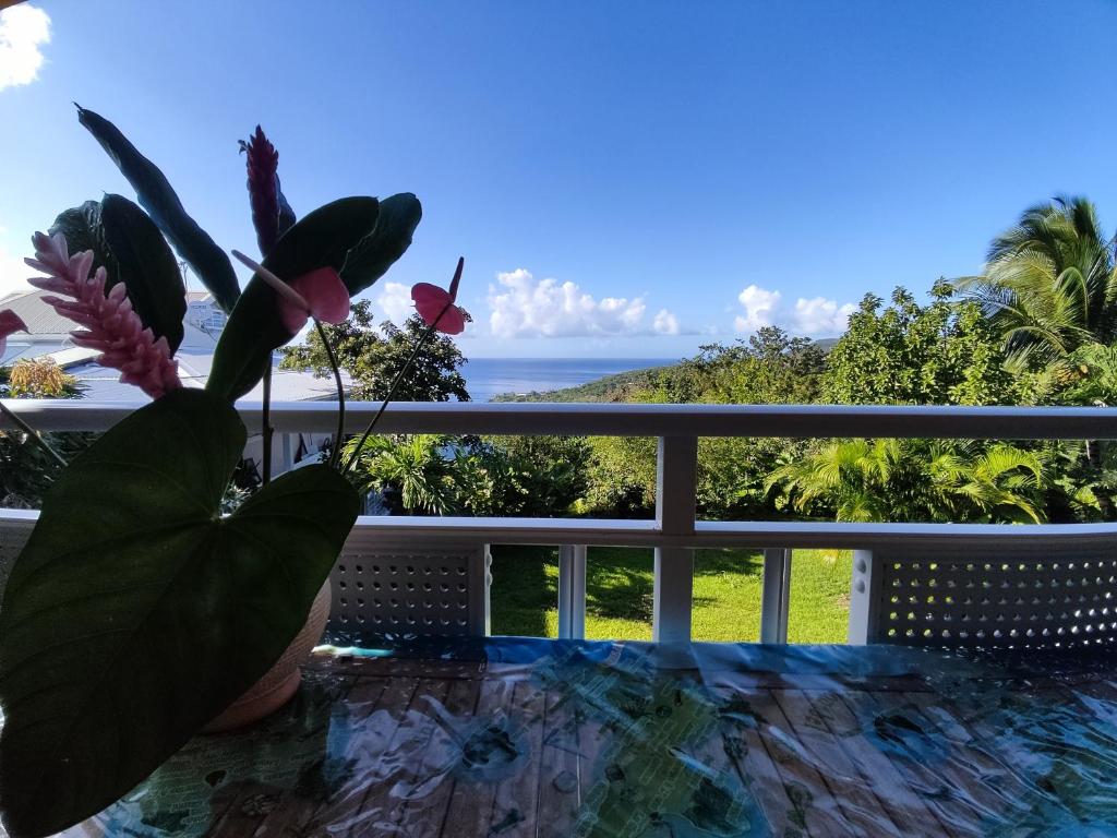 Μπαλκόνι ή βεράντα στο Bungalow with sea view in Deshaies