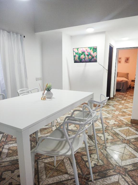 费德拉西翁Apartamentos Mara - 100m de Termas的客房内的白色桌椅