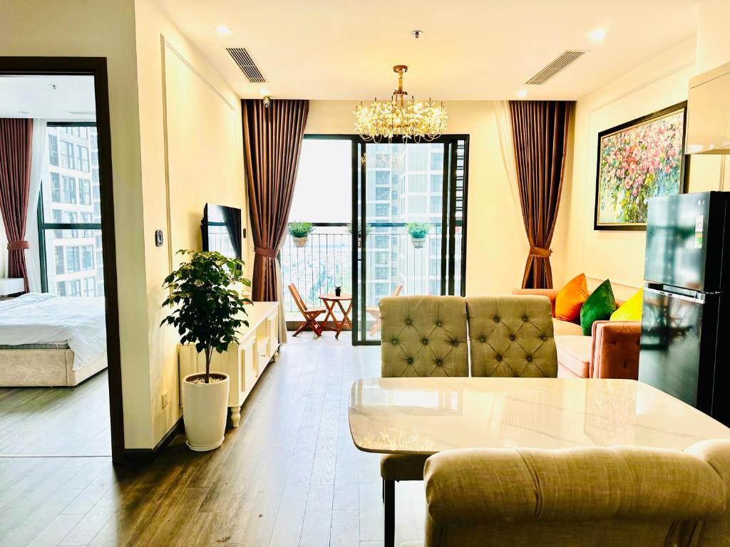 sala de estar con sofá y mesa en Xjng Homes - Ocean Park, en Hanói