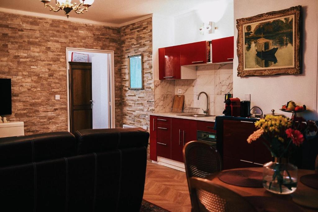 Il dispose d'une cuisine et d'un salon avec un canapé et une table. dans l'établissement L'Alouette - Appartement 60m2 PMR, à Château-Thierry