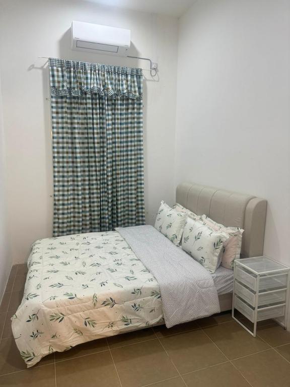 uma cama num quarto com uma janela e uma roupa de cama em The Twenty One em Kuala Perlis
